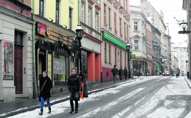 Zabytkowe kamieniczki przy ul. Głębokiej coraz rzadziej są szpecone reklamami