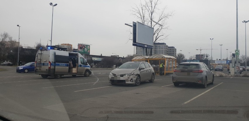 75-latek jechał tak szybko, że po zderzeniu z toyotą wbił...