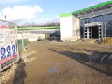 Oświęcim. Ekspresowe tempo budowy centrum handlowego Vendo Park przy ul. Legionów. Budynek już stoi, trwają prace wokół [ZDJĘCIA]