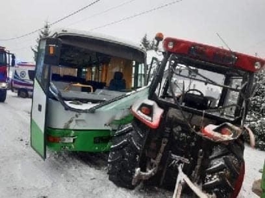 Wypadek ciągnika z autobusem szkolnym w Trzcińcu. 10- latek trafił do szpitala