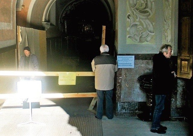 Wejście do bazyliki od strony dziedzińca jest zamknięte