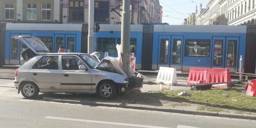 Wrocław. Wypadek na Kazimierza Wielkiego. Skoda rozbiła się na słupie [ZDJĘCIA]