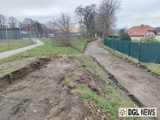 Obok hali sportowej w Głogowie powstaje nowy chodnik i droga rowerowa