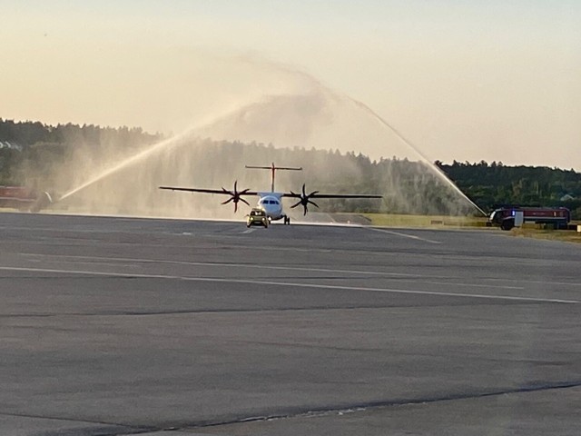 Uroczystym salutem wodnym na lotnisku w Balicach powitany został samolot linii lotniczych Air Serbia