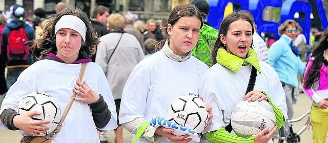 Do tych dziewczyn szczęście się uśmiechnęło. Im udało się zdobyć piłkę z napisem "Poznań 2012". W piątek na pl. Wolności rozdano ich łącznie 1147