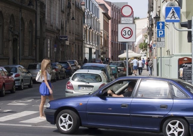 Na Włodkowica piesi mają zawsze zielone, a kierowcy skręcają tam, mimo zakazu wjazdu