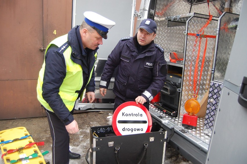 Komenda Powiatowa Policji w Kościerzynie dostała nowoczesny radiowóz. Zobacz zdjęcia