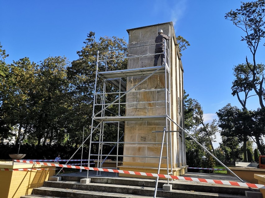Na listopadowe święta tucholski pomnik zalśni nowym blaskiem [zdjęcia]