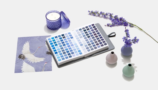 Amerykański Instytut Pantone ogłosił właśnie kolor roku 2022, a jego oficjalna nazwa to 17-3938 Very Peri. Kolor na 2022 rok to odcień niebieskiego mocno wpadający w fiolet. Ma on symbolizować pomysłowość, kreatywność i energię.