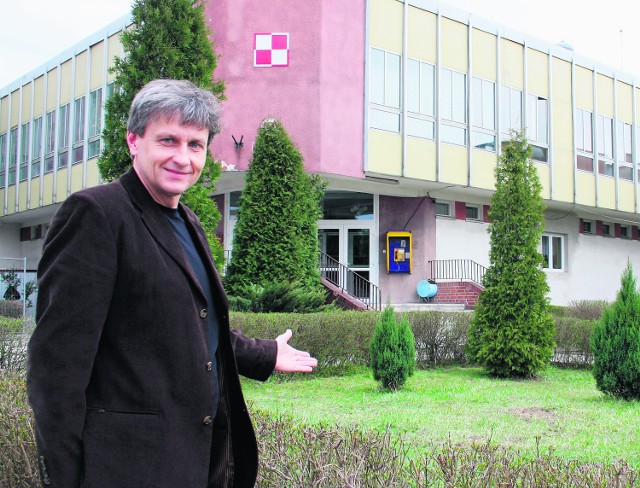 Janusz Cieślik, dyrektor szkoły, wybrał już miejsce na pamiątkowy kamień - skwerek przy głównym wejściu do budynku. Na tablicy będą nazwiska pilota Zdzisława Cieślika (na zdjęciu w środku) i Arkadiusza Protasiuka