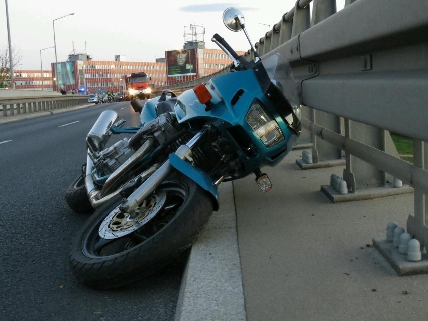 Wrocław: Wypadek motocyklisty na ul. Klecińskiej (ZDJĘCIA)