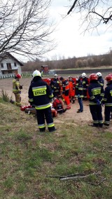 Tragedia na ul. ks. Wielewskiego w Łebczu: nie żyje mężczyzna, który na skuterze wjechał w drzewo | NADMORSKA KRONIKA POLICYJNA