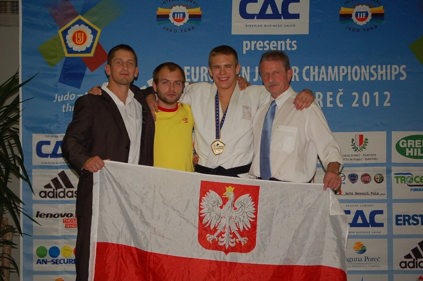Stoją od lewej: Radosław Zamęcki (asystent trenera), Maciej...
