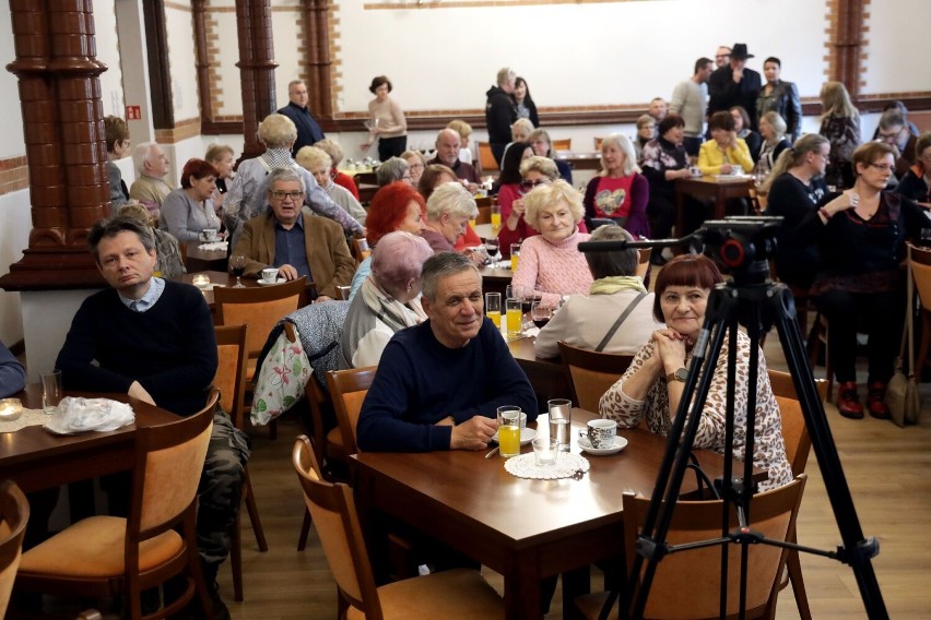 Stanisław Firszt w poszukiwaniu zaginionej Legnicy, spotkanie w bibliotece, zdjęcia