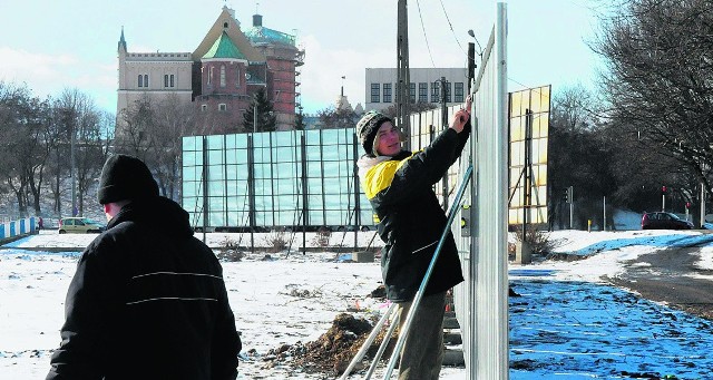 Wczoraj rozpoczęło się grodzenie terenu, na którym stanie nowa galeria