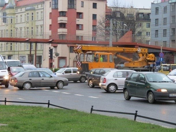 Znów chaos na Legnickiej i pl. Jana Pawła II (ZDJĘCIA, FILM)