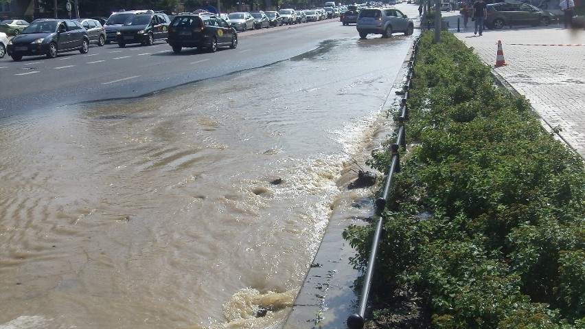 Pęknięta rura na Domaniewskiej pozbawiła okoliczne budynki wody [ZDJĘCIA]