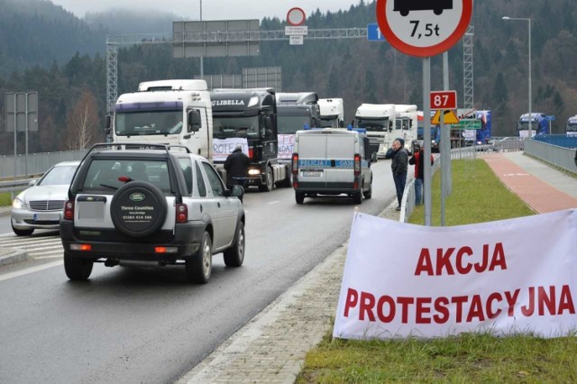 Kierowcy tirów nieraz protestowali na moście w Piwnicznej