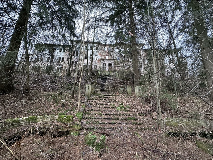 Sanatorium MSWiA w Barcinku to już ruina
