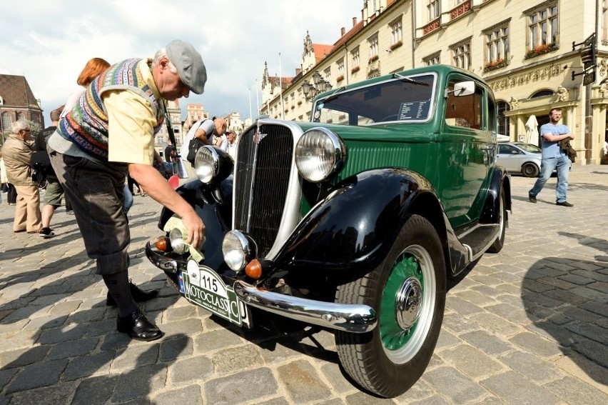 Parada zabytkowych aut we wrocławskim Rynku (ZOBACZ ZDJĘCIA)