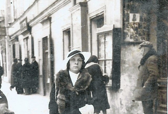 Sklepiki przy ulicy Spalskiej na zdjęciu z lat 30. ub. wieku