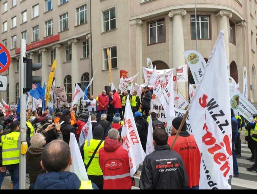 W manifestacji w Warszawie wzięli też udział związkowcy z...