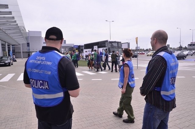 W Poznaniu obecnie znajduje się ponad 2500 policjantów. Współpracują z nimi policjanci z Chorwacji i Irlandii, którzy towarzyszą najliczniejszym grupom kibiców.