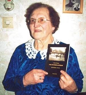 Aniela Mantaj ze swoją książką. Fot. Mirosław Leszczyk