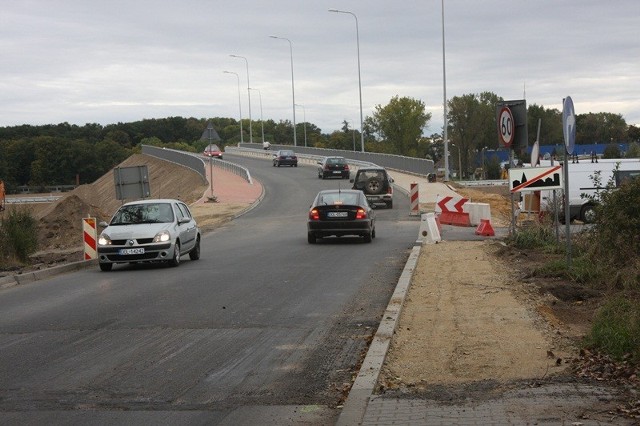 Wjazd na most z ulicy Kolejowej w kierunku Namysłowa. Z prawej &#8211; zamknięta dotychczasowa opaska na Wrocław-Warszawę