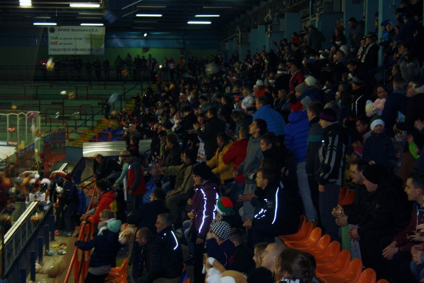 I liga hokeja: Stadion Zimowy w Sosnowcu pełen... pluszowych zabawek [ZDJĘCIA]