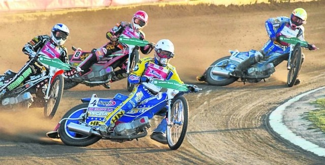 Fragment GP Europy 2008. Walczą na torze od lewej: Niels Kristian Iversen, Scott Nicholls, Tomasz Gollob i Rune Holta