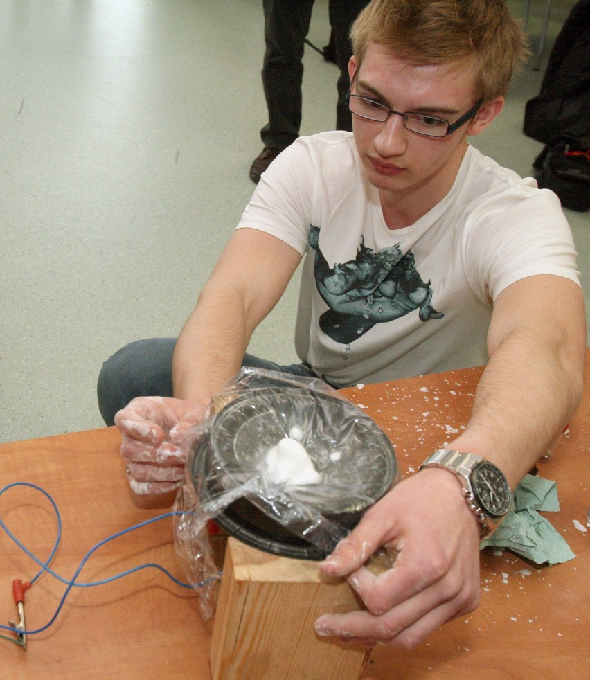 Uczniowie eksperymentowali z fizyką na Politechnice Łódzkiej [ZDJĘCIA+FILM]