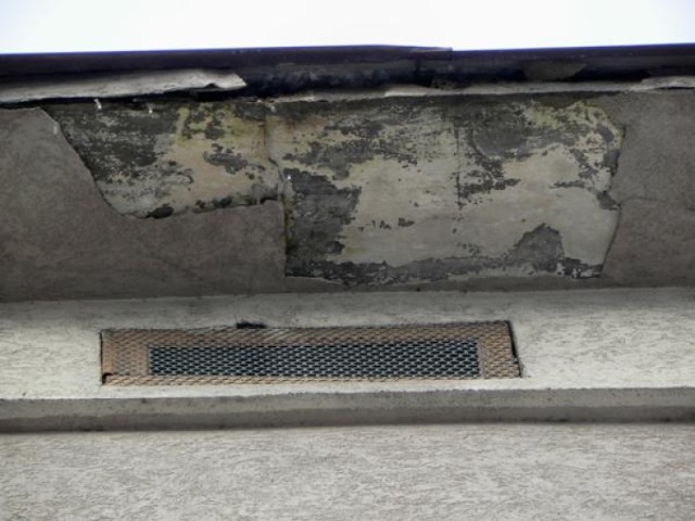Z wysokości czwartego piętra spadł na chodnik przy ulicy Sikorskiego 135 -138 kawałek tynku