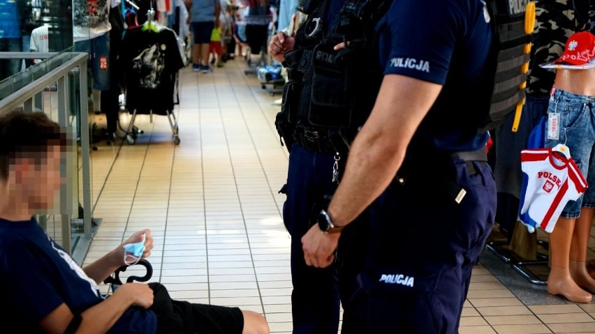 Obostrzenia związane z koronawirusem nadal obowiązują, o czym przypominają puccy policjanci