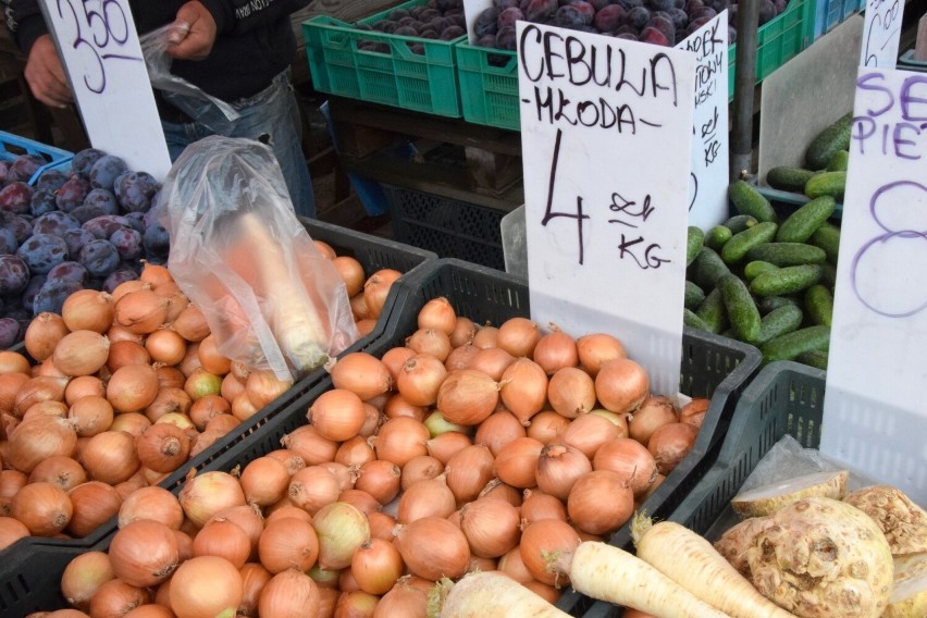 Ceny owoców i warzyw na bazarach w Kielcach. Po ile jabłka, ziemniaki i ogórki?