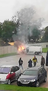 Pożar samochodu na parkingu w Prószkowie. Na miejscu pracowali strażacy