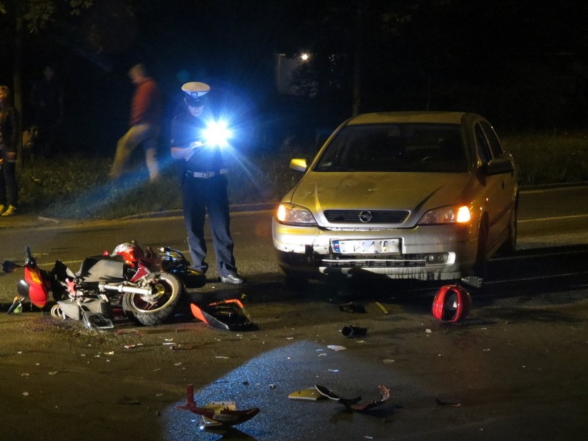 Wrocław: Zderzenie samochodu ze skuterem na Bajana (ZDJĘCIA)