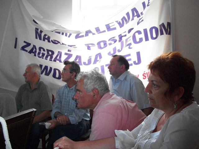 Mieszkańcy Świniarska przyszli z transparentami na sesję rady gminy
