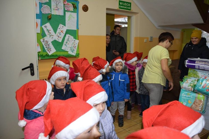 Przedszkolaki z Poddębic w roli świętych Mikołajów