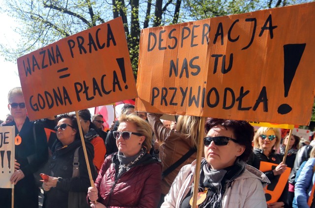 23.04.1019 r. Nauczyciele i uczniowie manifestowali przed Urzędem Wojewódzkim