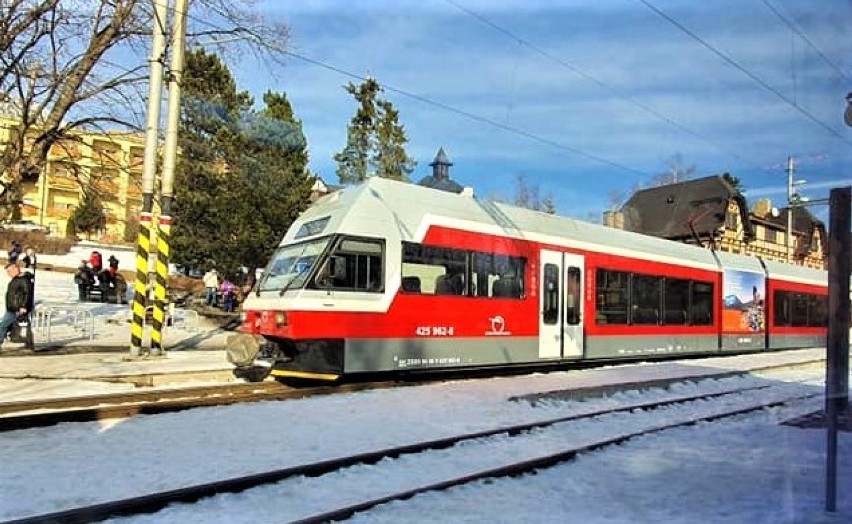 Pociąg do Popradu to okazja, by zobaczyć panoramę Tatr zimą