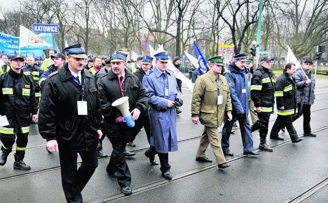 Pracownicy służb mundurowych nie mogą strajkować, przeszli więc przez Poznań i oplakatowali służbowe auta