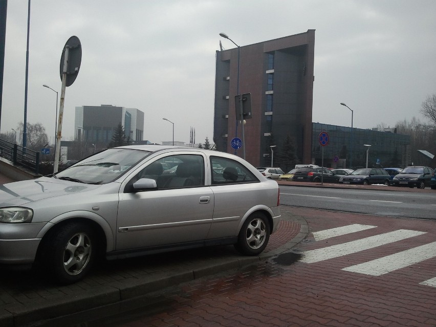 Biurowiec BRE Banku, z lewej też Biblioteka Śląska