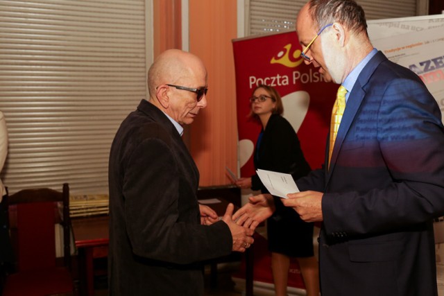 W siedzibie głównej Poczty Polskiej przy ul. Jagiellońskiej w Bydgoszczy odbyło się spotkanie podsumowujące konkurs roczny oraz III kwartał na prenumeratę „Gazety Pomorskiej”.

Zostali nagrodzeni najlepsi pocztowcy z Kujawsko-Pomorskiego. Wielu naczelników to już stali bywalcy takich spotkań. To dlatego, że i oni, i podlegli im pracownicy, uzyskują regularnie najlepsze wyniki pracy, w tym - sprzedaży „Gazety Pomorskiej”, więc są zapraszani na podsumowania kwartałów.
-&nbsp;Nagroda zdarza się od czasu do czasu, a praca jest stała. To na niej, a nie na nagrodach nam bardziej zależy - uważają listonosze z regionu.

Tak twierdzi choćby Joanna Wiśniewska, naczelnik Urzędu Pocztowego Kruszwica 1. U niej powołanie do zawodu chyba jest rodzinne. - Dziadek był listonoszem - mówi pani naczelnik. - Poszłam w jego ślady. Jako mała dziewczynka bawiłam się w „Małą pocztę”. Już wtedy myślałam, że jak dorosnę, będę pracować przy okienku. Teraz na poczcie pracuję.

I odnosi sukcesy. - W spotkaniach organizowanych dla najskuteczniejszych pracowników poczty w naszym regionie uczestniczę właściwie co 3 miesiące - przyznaje Wiśniewska. - Odbieram wtedy gratulacje i nagrody dla moich pracowników.

Sporo tych wyróżnień, bo ma przecież pod sobą 21 osób. Joanna Przybyła ma pod sobą 15 osób. Kieruje Urzędem Pocztowym Gniewkowo. - W branży pracuję od 21 lat - wspomina. - Kontakt z ludźmi, zarówno pracownikami, jak i klientami, cenię najbardziej. 

Podobnie uważa Izabela Płatun, naczelnik Urzędu Pocztowego 23 przy ul. Gajowej w Bydgoszczy. Też jest szefową, kieruje pracą ośmiu listonoszy.

Kobiety szefowe na poczcie to żadna rzadkość. Panie naczelniczki przyznają, że czasem jest nerwowo i czasem trzeba tupnąć nogą, ale współpraca z listonoszami (ci z kolei stanowią większość w zawodzie) dobrze się układa. - Powiedzenie „Gdzie diabeł nie może, tam babę pośle” my poszerzamy o „albo faceta z listem, najlepiej poleconym”.  I sprawa będzie załatwiona.

O tym, że ludzie dobrze czują się w pracy w branży pocztowej, świadczą staże. Jan Patalas z poczty w Sępólnie Krajeńskim jest tego żywym przykładem. Należy do rekordzistów pod tym względem. 
-&nbsp;32 lata pracy mi stuknęło - uśmiecha się pan Jan. - Zaczynał na poczcie w Chojnicach. Od 1999 roku pracuje w Sępólnie. Teraz jest tutaj naczelnikiem.

Pamięta pocztę z dawnych lat. - Zaszło wiele zmian. Porównując pocztę z przeszłości i obecną, zmieniła się na korzyść - uważa. - Pojawiła się  bogatsza oferta. Sprzedajemy nie tylko widokówki, koperty i znaczki. To, co proponujemy klientowi, wyszło dalej, poza samą sprzedaż. 

Spotkania, jak poniedziałkowe, stanowią okazję nie tylko do przyjęcia nagród. To również dobry moment na zwyczajne, ludzkie, fajne rozmowy już nie tyle ludzi z branży, co koleżanek i kolegów. 

Będzie następna okazja. No, może nie tyle do pogadania, co do zadumy. W najbliższą niedzielę (15 października), w kościele Świętych Apostołów Piotra i Pawła w Bydgoszczy przy placu Wolności o godz. 12.30 zostanie odprawiona msza w intencji pracowników poczty. To z okazji nadchodzącego ich święta.