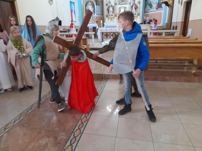 Inscenizacja z ostatnich chwil życia Jezusa w wykonaniu Koła Misyjnego z SP w Ostrówku