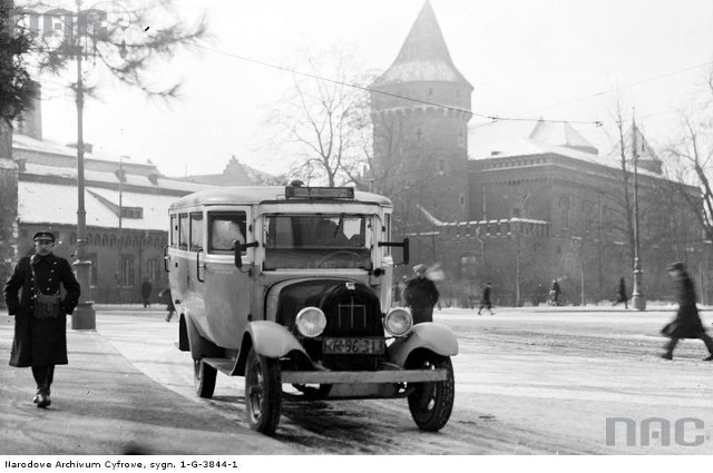 Autobus w pobliżu Barbakanu, rok 1932.http://www.audiovis.nac.gov.pl/obraz/84310/