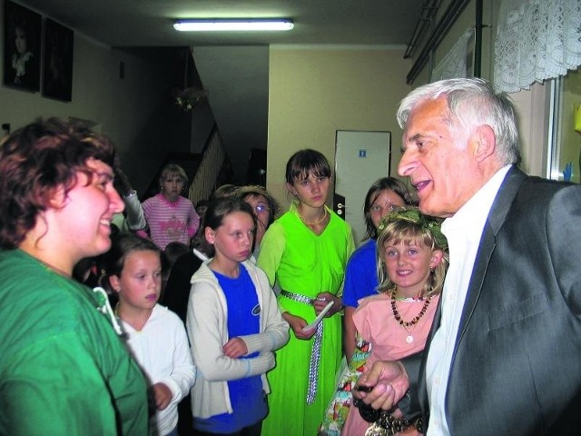 Jerzy Buzek na spotkaniu w szkole, w Turowie