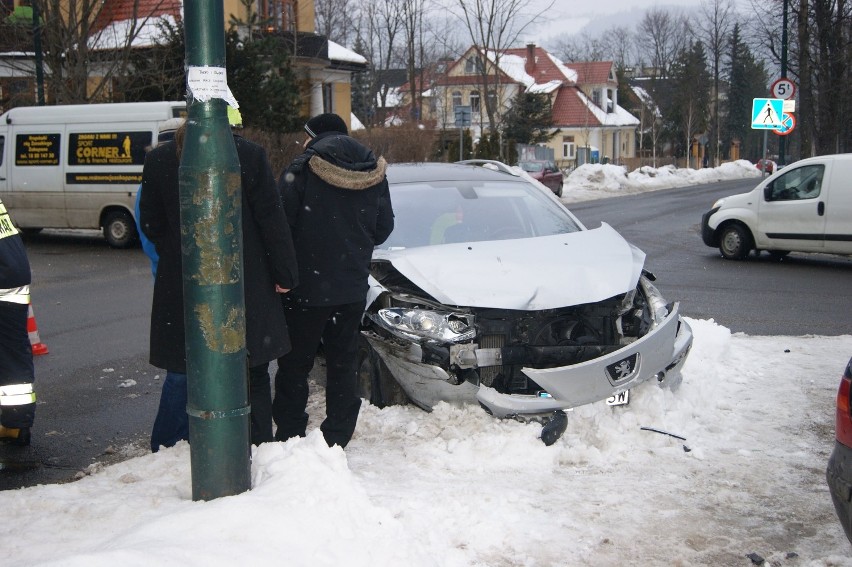Wypadek w Zakopanem: dwa samochody wjechały wprost na... chodnik [ZDJĘCIA]