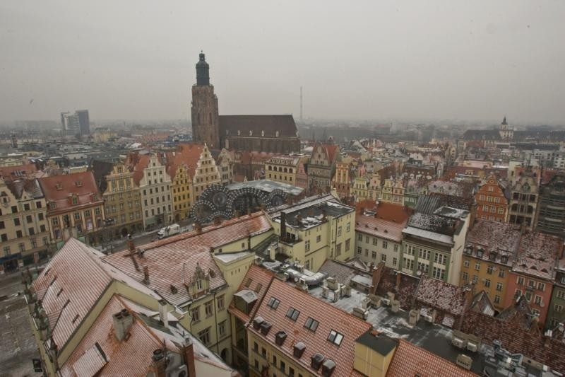 Przed hejnałem zagrał Gloria in excelsis Deo. Zobacz, co widzi z wieży ratuszowej (ZDJĘCIA, FILM)