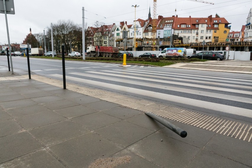 Chcieli zadbać o bezpieczeństwo. Ustawili tor przeszkód na przejściu [ZDJĘCIA]